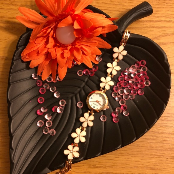 White floral bracelet watch - Picture 4 of 4